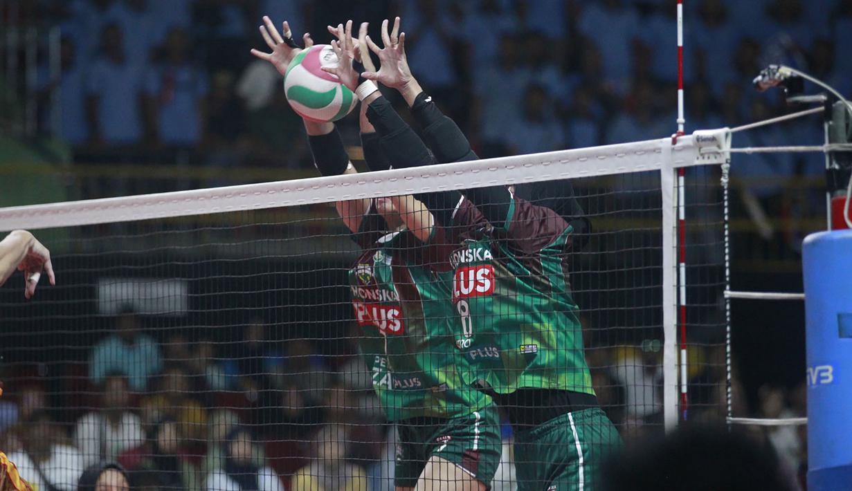 Dua Pemain Tim Voli Putri Petrokimia Gresik Pupuk Indonesia, Shella Bernadetha Onnan (kiri) dan Putri Nur Hidayati Agustin berusaha melakukan blok saat menghadapi TNI AU pada laga grand final Livoli Divisi Utama 2023 di di GOR Joyoboyo, Kediri, Sabtu (9/12/2023) malam WIB. Petrokimia Gresik Pupuk Indonesia menang 3-0 (25-21, 25-23, 25-16). (PBVSI)