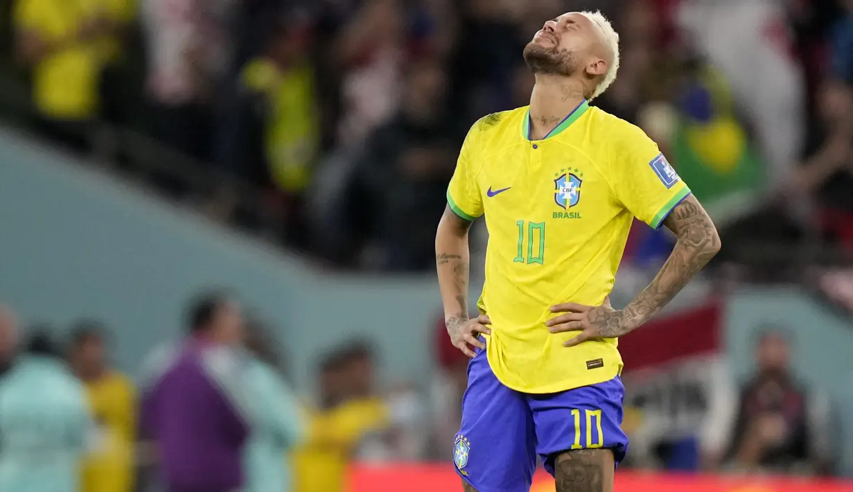 Reaksi penyerang Brasil Neymar pada akhir perempat final Piala Dunia 2022 saat menghadapi Kroasia di Stadion Education City, Sabtu (10/12/2022) dini hari WIB. Kroasia unggul 4-2 setelah bermain 1-1 selama 120 menit. (AP Photo/Darko Bandic)