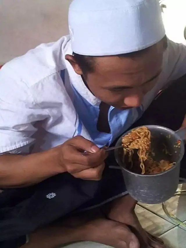 10 Potret Orang Pakai Gayung dengan Cara Nyeleneh Ini Bikin Geleng Kepala