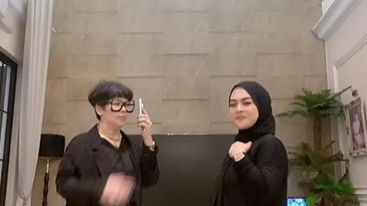Potret Ruang Keluarga Aisyahrani Bergaya Modern Klasik dengan Dinding Batu Alam, Elegan dan Mewah