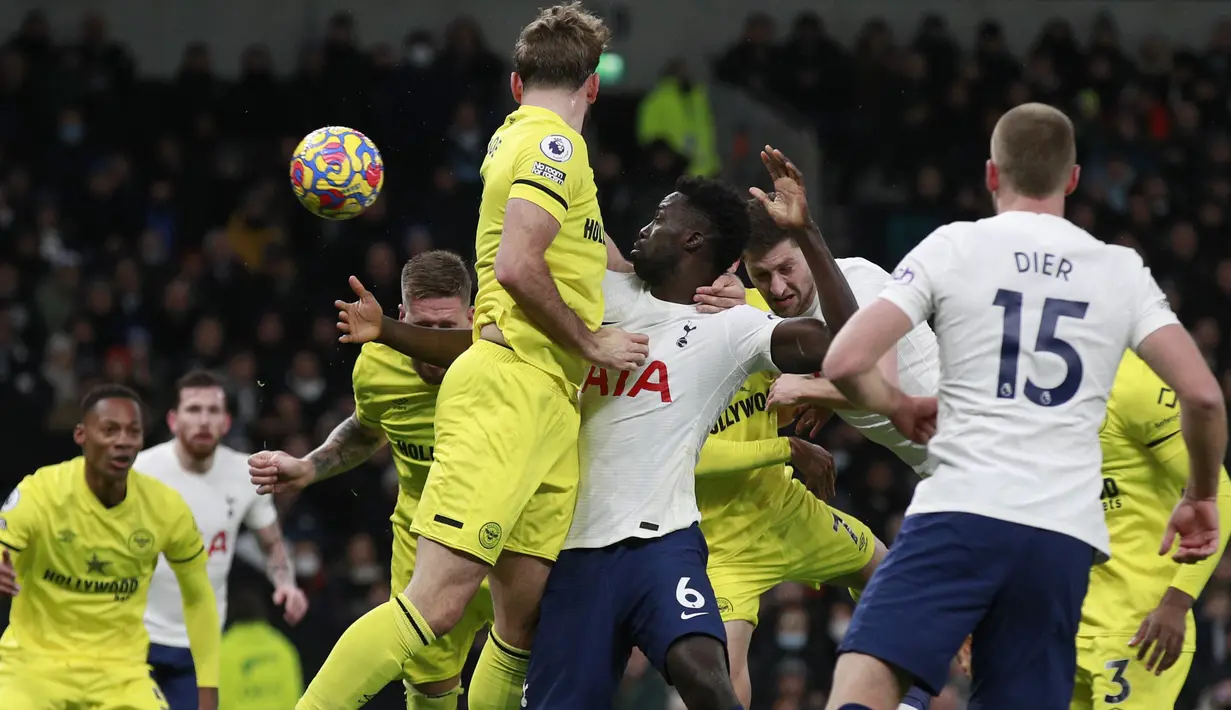 Bek Tottenham Hotspur Ben Davies mencetak gol pembuka untuk timnya ke gawang Brentford dalam lanjutan Premier League di Tottenham Hotspur Stadium, Jumat (3/12/2021) dini hari WIB. Tottenham Hotspur berhasil mengalahkan Brentford dengan skor 2-0. (AP Photo/Ian Walton)
