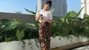 <p>Kain batik juga cocok lho untuk dipakai pergi santai. Kamu bisa mix dengan kaos putih polos seperti Vonzy. (sumber : Instagram @vonnyfelicia)</p>