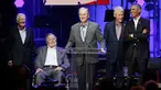 Mantan Presiden George W. Bush (tengah) didampingi empat mantan Presiden AS lainnya berpidato dalam acara konser amal di College Station, Texas (21/10). (AP Photo/LM Otero)