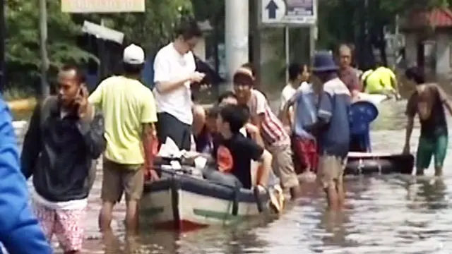 Meski Ketinggian Air Pluit Turun, Pompa Portable Disiapkan