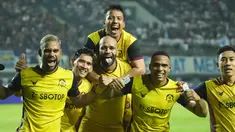 Persib Bandung secara tak terduga dikalahkan tamunya Persikabo 1973 dengan skor telak 1-4 pada laga pekan pamungkas BRI Liga 1 2022/2023 di Stadion Gelora Bandung Lautan Api, Bandung, Sabtu (15/4/2023) malam WIB. Dengan hasil ini Persib harus puas menempati posisi ketiga pada klasemen akhir dengan raihan 62 poin. Persib harus merelakan posisi runner-up menjadi milik Persija yang di laga lain mampu berpesta lima gol tanpa balas ke gawang PSS Sleman. Menempati peringkat kedua dengan raihan 66 poin, Persija berhak mendapat tiket ke babak playoff AFC Cup musim 2023/2024. (Bola.com/Nandang Permana)