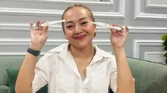 Meski sempat takut melihat hasil test pack, Mpok Alpa akhirnya mengumumkan kehamilan anak kembarnya melalui akun media sosial. Wanita kelahiran 1987 itu memamerkan hasil dua test pack kehamilannya. Senyum bahagia pun terpancar dari wajahnya. (Liputan6.com/IG/@nina_mpokalpa)