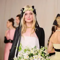 Sebagai brand ambassador terbaru, Elle Fanning kenakan perhiasan dari koleksi Cartier Grain de cafe. Koleksi ini mencakup kalung dan cincin yang dibuat dari emas putih dan kuning 18 karat serta berlian mewah [Cartier]