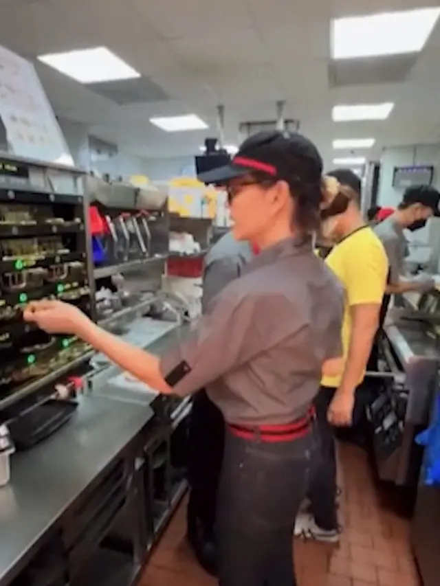 Bunda Corla saat menjadi karyawan McDonald's Jakarta (Liputan6.com - M. Altaf Jauhar)