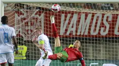 Bagi seorang pemain, mencetak hattrick dalam sebuah pertandingan apalagi dalam level internasional yang mewakili timnas merupakan sebuah kebanggaan tersendiri. Bontang Portugal, Cristiano Ronaldo baru saja memecahkan rekor tersebut. Siapa saja yang dilewatinya? (AP/Joao Matos)