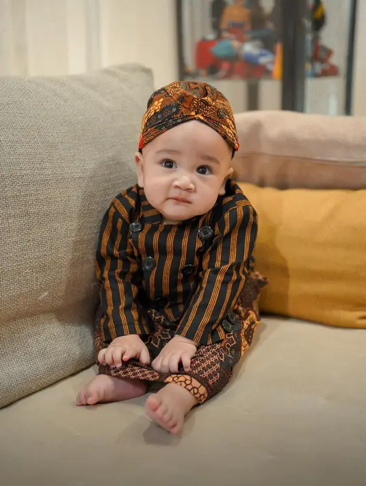 <p>Rayyanza Malik Ahmad tampak imut mengenakan sorjan, tak lupa blangkon Jawanya (FOTO: instagram.com/raffinagita1717)</p>