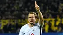 Pemain Tottenham Hotspur, Harry Kane berselebrasi setelah mencetak gol ke gawang Borussia Dortmund pada matchday kelima Liga champions Grup H di Stadion BVB, Selasa (21/11). Kane menyumbang satu gol dengan kemenangan 2-1. (AP/Petros Karadjias)