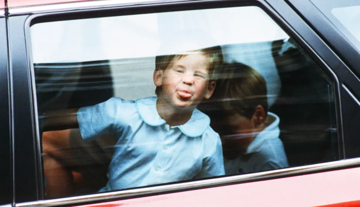 Pangeran Harry sepertinya suka bercanda. Ia pun kembali menjulurkan lidah saat mengunjungi sepupunya yang baru lahir, Puteri Beatrice. (Daily Mirror/Mirrorpix/Getty/People)