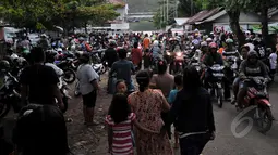 Warga memadati Dermaga Wijayapura yang menjadi pintu masuk utama menuju ke Pulau Nusakambangan, Cilacap, Jateng, Kamis (5/3/2015). (Liputan6.com/Johan Tallo)