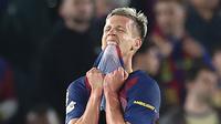 Pemain Barcelona, Dani Olmo, tampak kecewa setelah ditaklukkan Atletico Madrid pada leg pertama perempat final Liga Champions 2025/2026 di Stadion Camp Nou, Kamis (9/4/2026). (AFP/Josep Lago)
