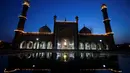 Masjid Jama diterangi cahaya pada bulan suci Ramadan di bawah penerapan lockdown untuk menekan penyebaran virus corona di New Delhi , 25 April 2020. Masjid terbesar di India itu selalu ramai dipenuhi orang-orang saat datangnya Ramadan namun, kini terlihat sepi imbas Covid-19. (Sajjad HUSSAIN/AFP)