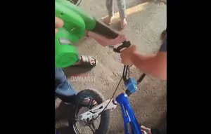 Cerita Damkar Bantu Bocah Ambil Uang Rp 10 Ribu di Setang Sepeda