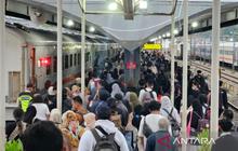 Ribuan Penumpang Padati Stasiun Malang Selama Libur Isra Mikraj