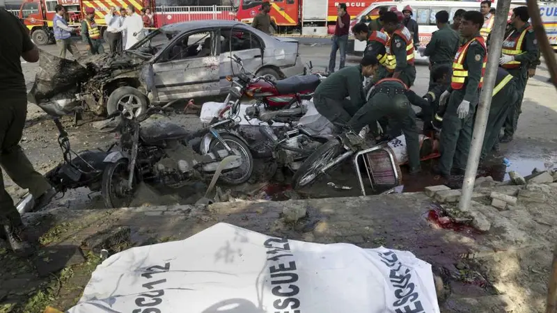 Ledakan bom yang menargetkan polisi di Lahore, Pakistan. (AP)