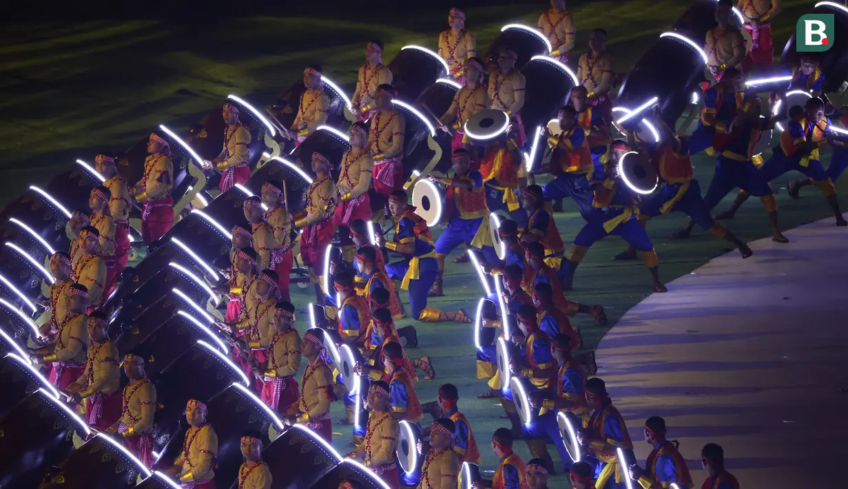 Penampilan kesenian tradisional Kamboja yang bertemakan Cambodia of Journey mengisi rangkaian acara pembukaan (Opening Ceremony) SEA Games 2023 Kamboja di Morodok Techo Stadium, Phnom Penh, Kamboja, Jumat (5/5/2023) malam WIB. (Bola.com/Abdul Aziz)