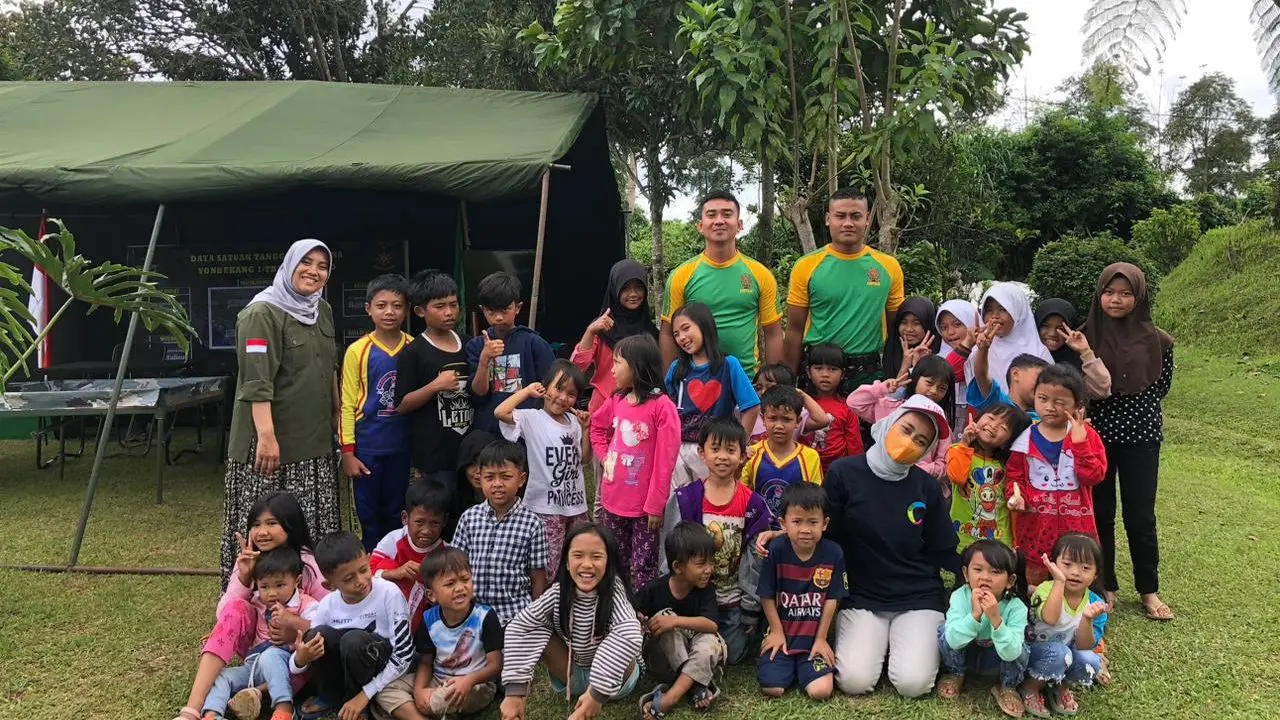 Relawan tergabung di Medco Foundation mendampingi anak-anak korban gempa Cianjur yang mengalami trauma. (Dok Medco)