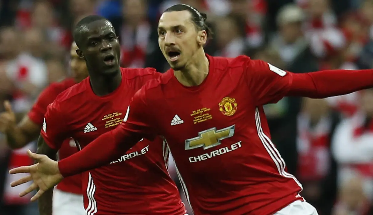 Striker Manchester United, Zlatan Ibrahimovic, merayakan gol yang dicetaknya ke gawang Southampton. Bermain menyerang MU langsung unggul 1-0 dari Southampton pada menit ke-19 melalui Ibrahimovic. (AFP/Ian Kington)