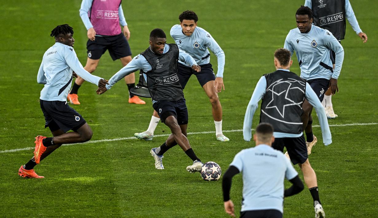 Para pemain Brugge menghadiri sesi latihan di stadion Luz, Lisbon, Senin (6/3/2023). Hari pertama babak 16 besar Liga Champions leg kedua mempertemukan Benfica menjamu Club Brugge di Stadion Da Luz Rabu (8/3/2023) dini hari WIB. (Photo by PATRICIA DE MELO MOREIRA / AFP)