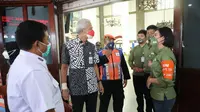 Gubernur Jateng Ganjar Pranowo mengecek situasi mudik di Stasiun Tawang, Rabu (27/4/2022) siang. Berdasarkan laporan petugas di stasiun tersebut, peningkatan penumpang sudah terjadi sejak dua hari lalu.