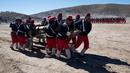 Prajurit Bolivia mengenakan kostum tentara Chili mendorong meriam ketika melakukan kembali pertempuran "Canchas Blancas," selama Perang Pasifik yang kalah dari Bolivia ke Chili pada tahun 1879 di Canchas Blancas, Bolivia (28/3). (AP Photo/Juan Karita)