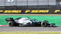 Pembalap Mercedes, Valtteri Bottas memacu mobilnya selama balapan Formula 1 (F1) GP Jepang di Sirkuit Suzuka, Minggu (13/10/2019). Valtteri Bottas berhasil menjadi juara F1 GP Jepang dengan mencatatkan waktu kemenangan 1 jam 23 menit 21,510 detik. (Toshifumi KITAMURA/AFP)