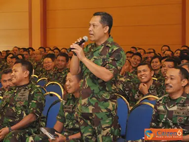 Citizen6, Surabaya: Setelah pengarahan diberikan oleh Wadan Kobangdikal Brigjen TNI (Mar) Sturman Panjaitan, acara dilanjutkan dengan sesian tanya jawab yang dilakukan oleh salah satu perwira Kobangdikal. (Pengirim: Penkobangdikal).