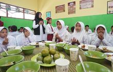 Ngantor di Desa, Bupati Ipuk Simulasi Program Makan Siang Bergizi