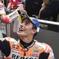 Pebalap tim MotoGP Repsol Honda Marc Marquez tersenyum saat menyapa fans setelah kualifikasi MotoGP Thailand 2018 di Sirkuit Internasional Buriram (6/10). Marquez menorehkan waktu tercepat dengan catatan waktu 1.30.088. (AFP Photo/Lillian Suwanrmpha)