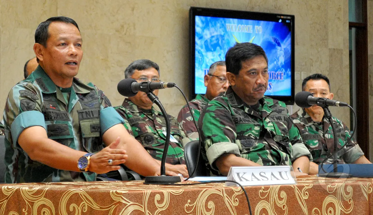 KSAU Agus Supriatna (kiri) di Markas besar TNI Cilangkap Jakarta Kamis (16/4/2015) menjelaskan, kemungkinan adalah masalah di bagian hidrolik pesawat sehingga menyebabkan kerusakan pada mesin pesawat. (Liputan6.com/Yoppy Renato)