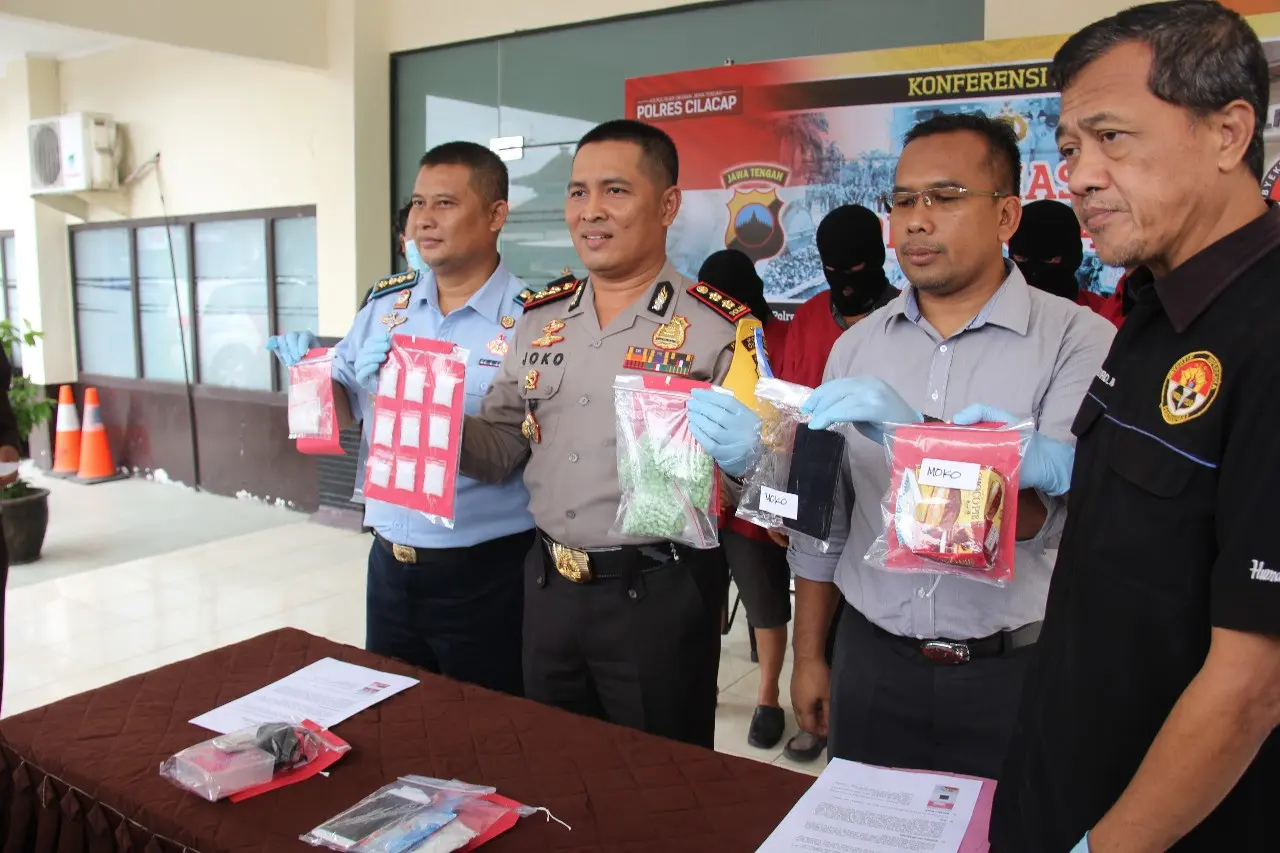 Pegawai Lapas Nusakambangan ditangkap lantaran menjadi kurir Sabu dan Narkoba. (Liputan6.com/Polres Cilacap/Muhamad Ridlo)