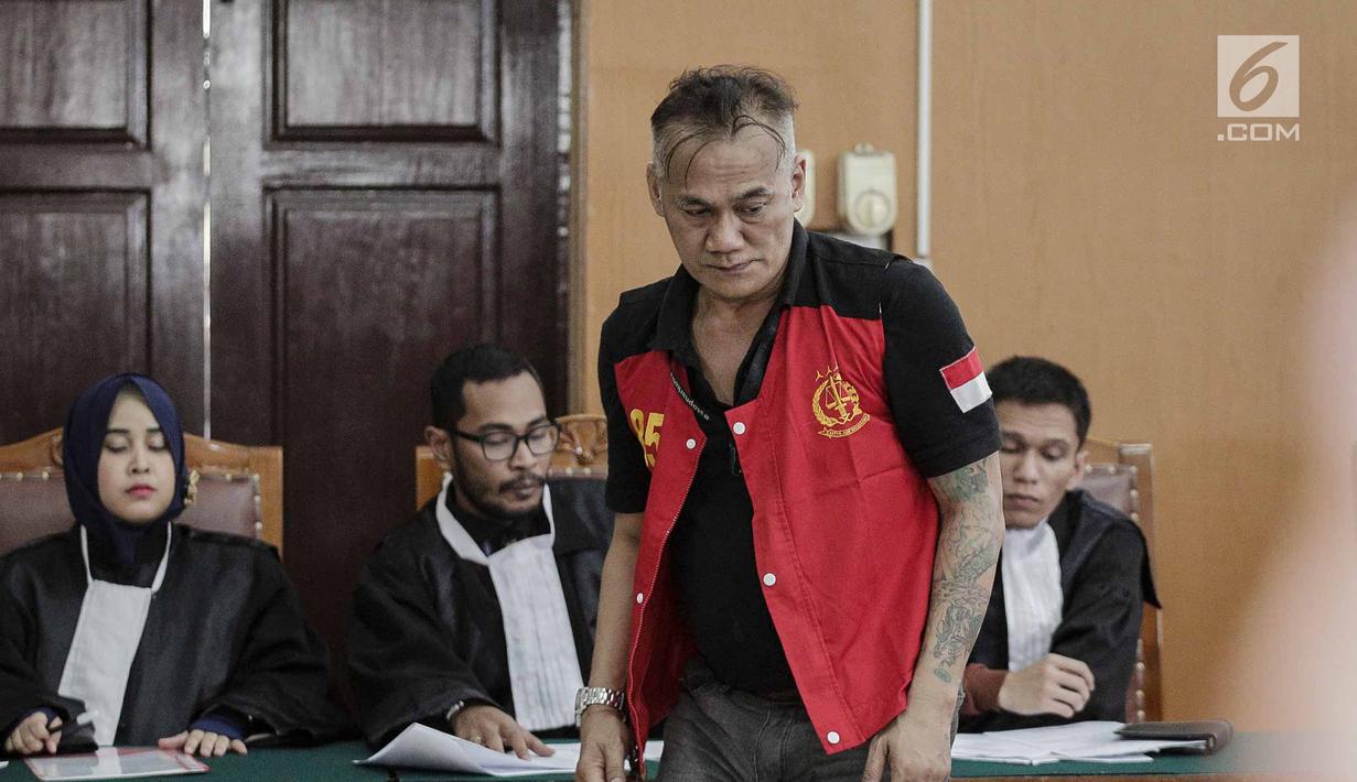 Aktor senior Tio Pakusadewo menjalani sidang pembacaaan dakwaan kasus penyalahgunaan narkoba di Pengadilan Negeri (PN) Jakarta Selatan, Senin (30/4). Tio yang sebelumnya berewokan dan gondrong tampil rapi dengan rambut cepak. (Liputan6.com/Faizal Fanani)