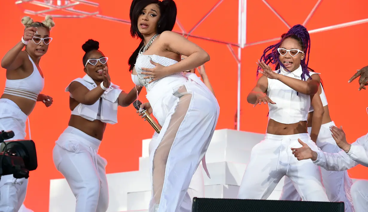 Cardi B memang tampil di Coachella untuk menghibur penggemarnya. (KEVIN WINTER / GETTY IMAGES NORTH AMERICA / AFP)