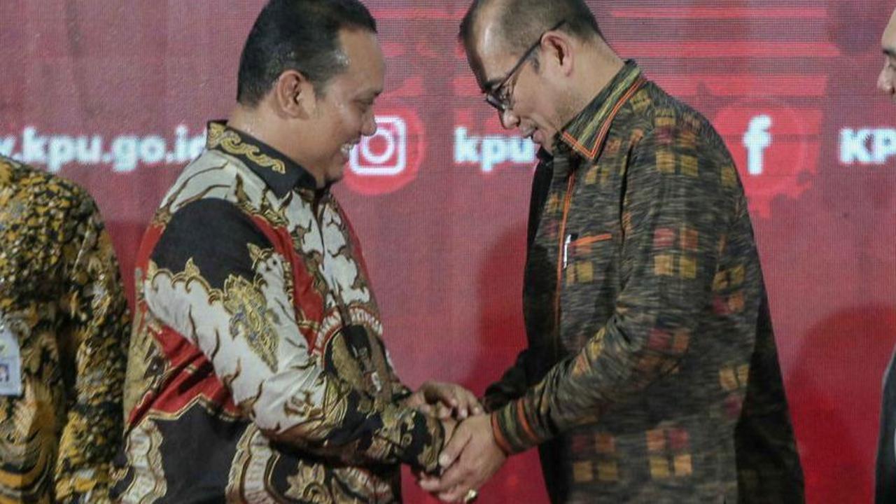 Laporan hasil pemeriksaan tersebut diberikan langsung Anggota I BPK Nyoman Adhi Suryadnyana kepada
Ketua KPU Hasyim Asy'ari.