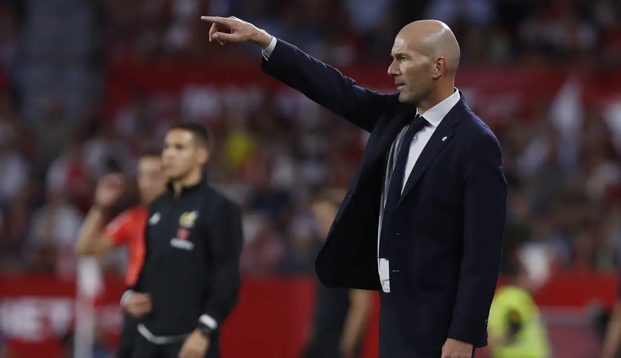 Pelatih Real Madrid, Zinedine Zidane menginstruksikan pemainnya saat bertanding melawan Sevilla pada pertandingan lanjutan La Liga Spanyol di stadion Ramon Sanchez Pizjuan di Seville (22/9/2019). Real Madrid menang tipis atas Sevilla 1-0. (AP Photo/Miguel Morenatti)