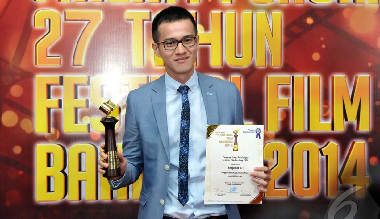 Herjunot Ali keluar sebagai Pemeran Pria Terpuji dalam perannya di film Tenggelamnya Van der Wijk dan Sang Kiai, Bandung, Sabtu (13/9/2014) (Liputan6.com/Panji Diksana)