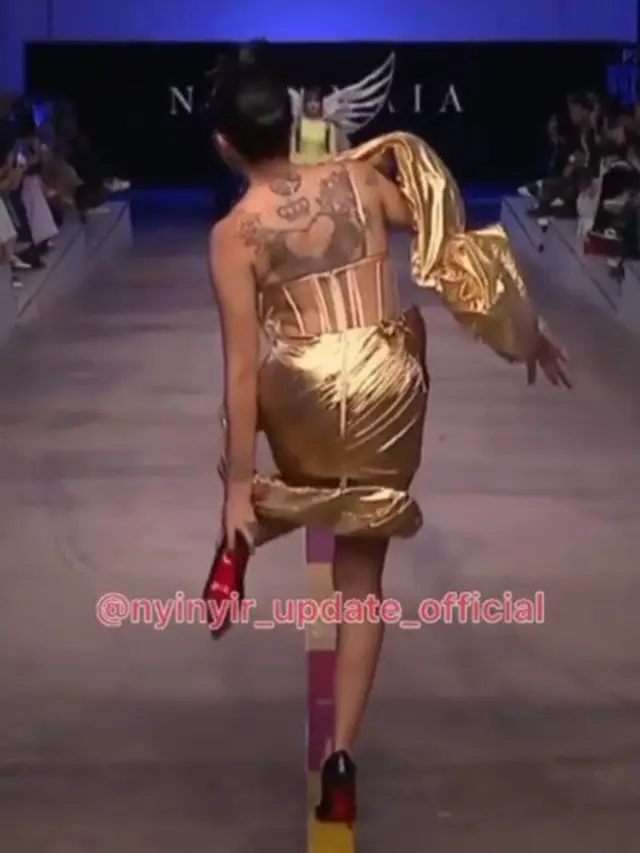 [Fimela] Nikita Mirzani copot heels saat jadi model catwalk
