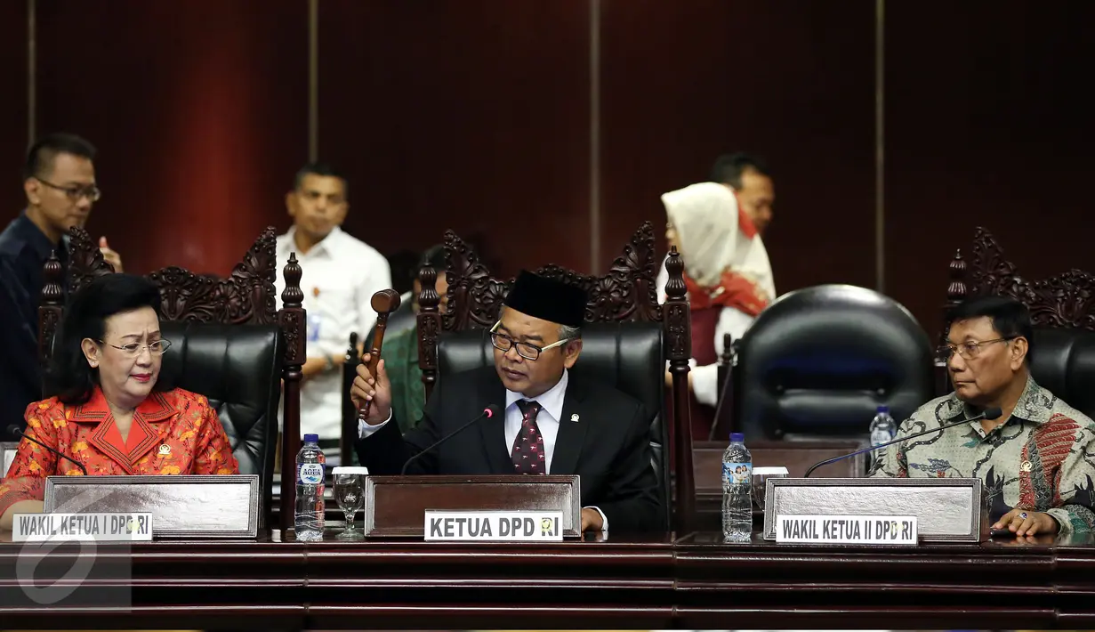 Ketua DPD terpilih Mohammad Saleh menutup sidang paripurna DPD luar biasa dalam rangka pelantikan dan pengambilan sumpah jabatan Ketua DPD pengganti Irman Gusman, di Gedung Nusantara V Kompleks Parlemen, Jakarta, Rabu (12/10). (Liputan6.com/Johan Tallo)