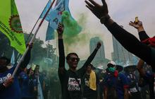 FOTO: Massa Demo Buruh Kepung Patung Kuda, Tuntut Cabut UU Cipta Kerja dan Tolak Upah Murah
