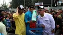 Aktor Abimana, Vino G. Bastian dan Indro foto di sepeda kopi bersama pengunjung Car Free Day saat promo film Warkop DKI Reborn part 2 di Senayan, Jakarta, Minggu (13/08). (Liputan6.com/Fery Pradolo)