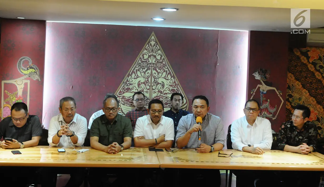 Ketum INACA Ari Askhara ( tiga kanan) memberi keterangan terkait penerapan tarif batas atas dan bawah pada maskapai penerbangan di Jakarta, Minggu (13/1). Ari mengatakan rentang penurunan berada di atas 20 hingga 60 persen. (Liputan6.com/Herman Zakharia)