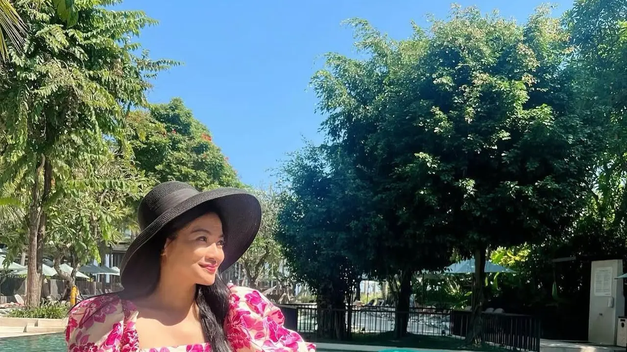 Pilihan Outfit Santai yang Tetap Elegan dan Ageless ala Titi Kamal (Instagram/@titi_kamall)
