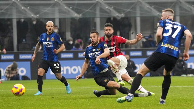 FOTO: Olivier Giroud Bawa AC Milan Taklukkan Inter Milan di San Siro