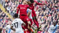 Sejumlah pemain Liverpool termasuk Darwin Nunez melakukan duel udara saat berhadapan dengan&nbsp;Crystal Palace pada lanjutan Liga Inggris 2023/2024, Minggu (14/4/2024) malam WIB. (AP Photo/Jon Super)