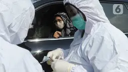 Warga melakukan Rapid Test (tes cepat) mandiri COVID -19 secara drive thru di Akses Senayan Park Jalan Gerbang Pemuda, Jakarta, Kamis (23/4/2020). Drive thru Rapid Tes Covid -19 dibanderol dengan harga Rp 489.000, periode 17-30 April 2020 pukul 08.00-10.00 WIB. (merdeka.com/Arie Basuki)