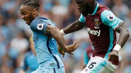 Raheem Sterling saat membawa bola dari kejaran pemain West Ham United, Arthur Masuaku di liga Inggris di Stadion Etihad, Inggris (28/8). Pemain 21 tahun ini hanya mampu buat 11 gol dan 10 assist di seluruh kompetisi musim lalu. (Reuters/Darren Staples)