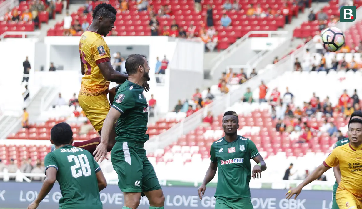 Bek Sriwijaya FC, Mohamadou N'Diaye, mencetak gol ke gawang PSMS Medan pada perebutan tempat ketiga Piala Presiden di SUGBK, Jakarta, Sabtu (17/2/2018). PSMS kalah 0-4 dari Sriwijaya. (Bola.com/M Iqbal Ichsan)